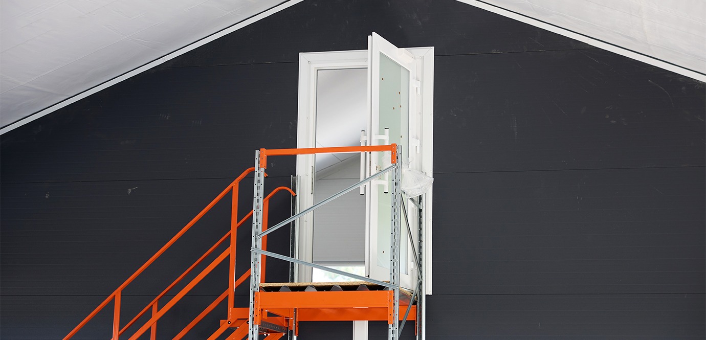 Швидкомонтований склад із мезонінною платформою для компанії 