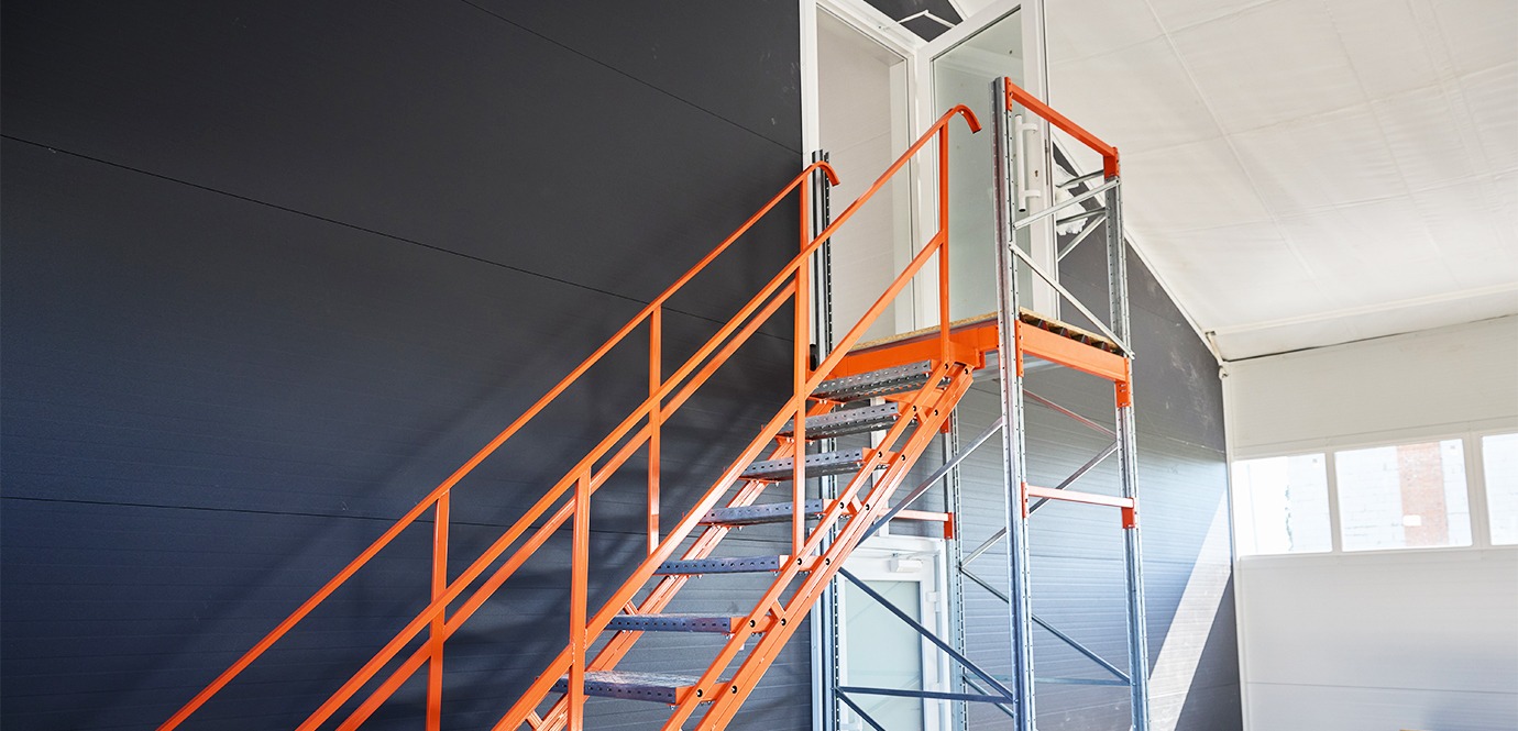 Швидкомонтований склад із мезонінною платформою для компанії 