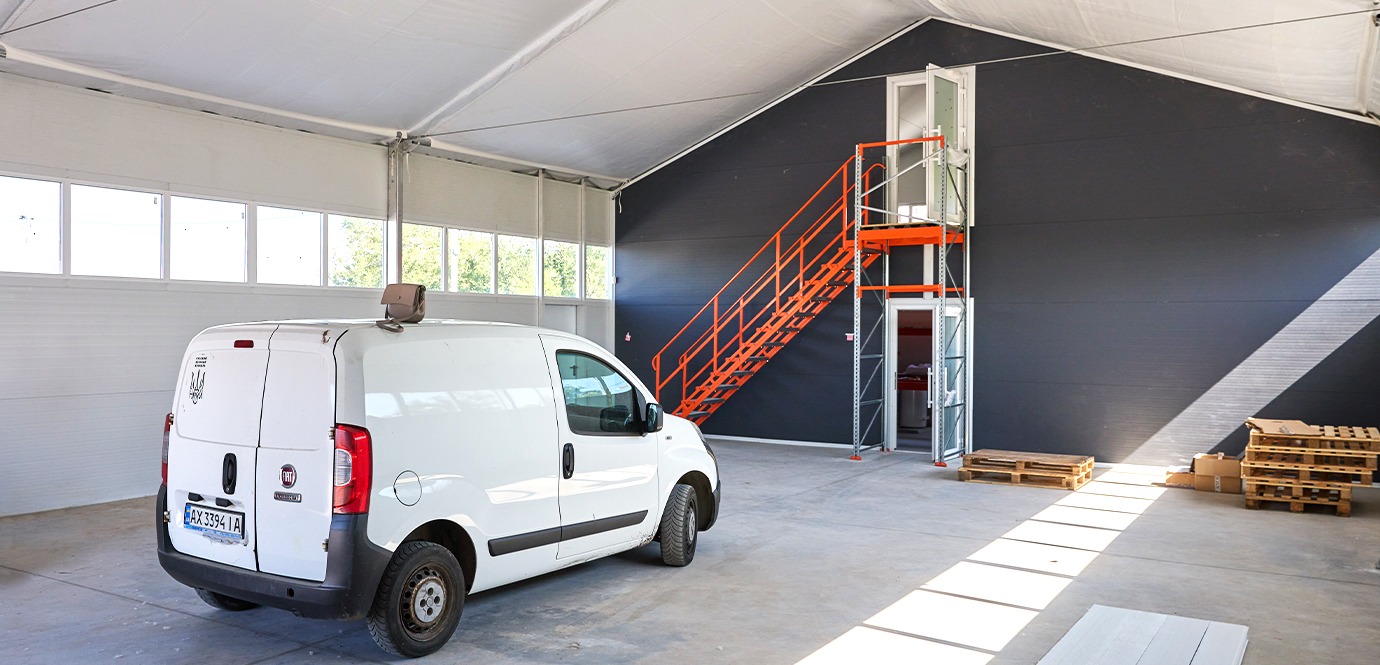 Швидкомонтований склад із мезонінною платформою для компанії 