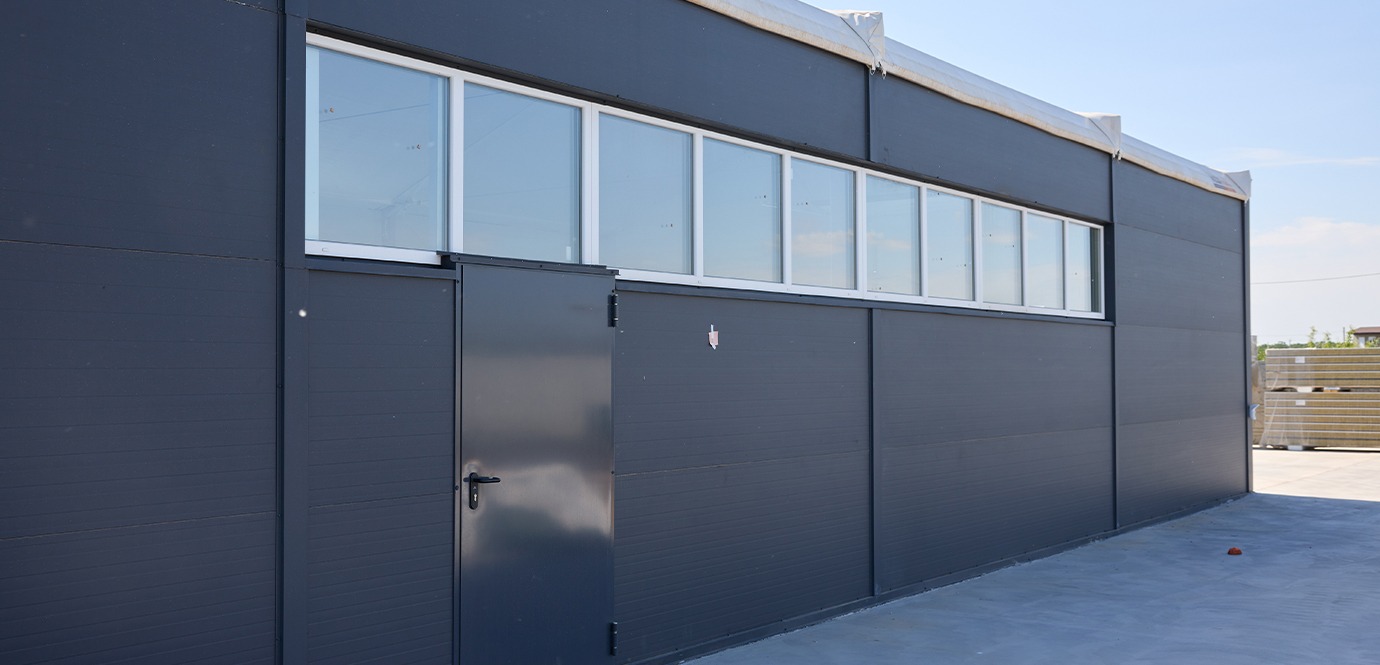 Швидкомонтований склад із мезонінною платформою для компанії 