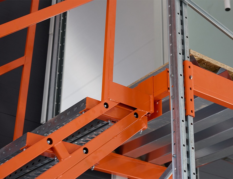 Швидкомонтований склад із мезонінною платформою для компанії 