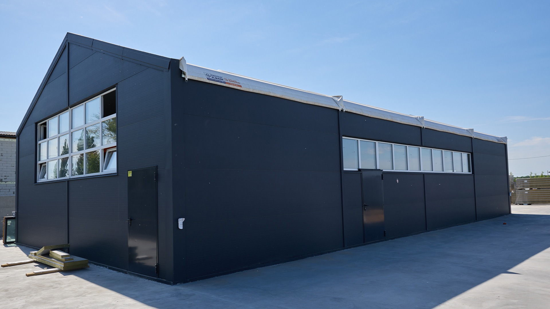 Швидкомонтований склад із мезонінною платформою для компанії 