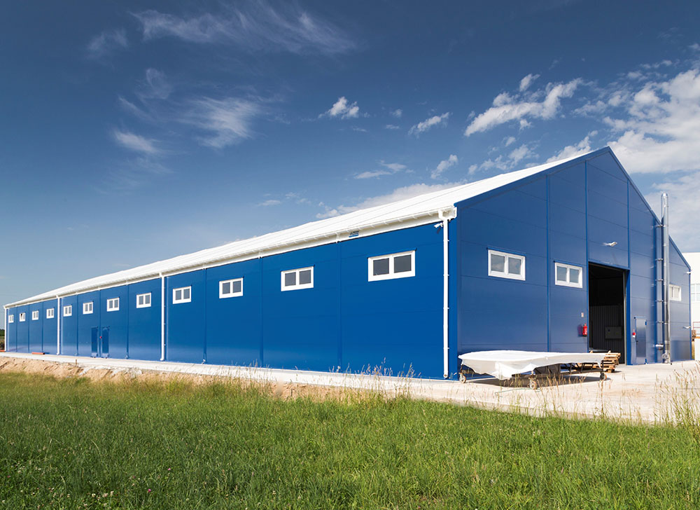 Тепла швидкомонтована споруда. Площа більше ніж 800 кв.м