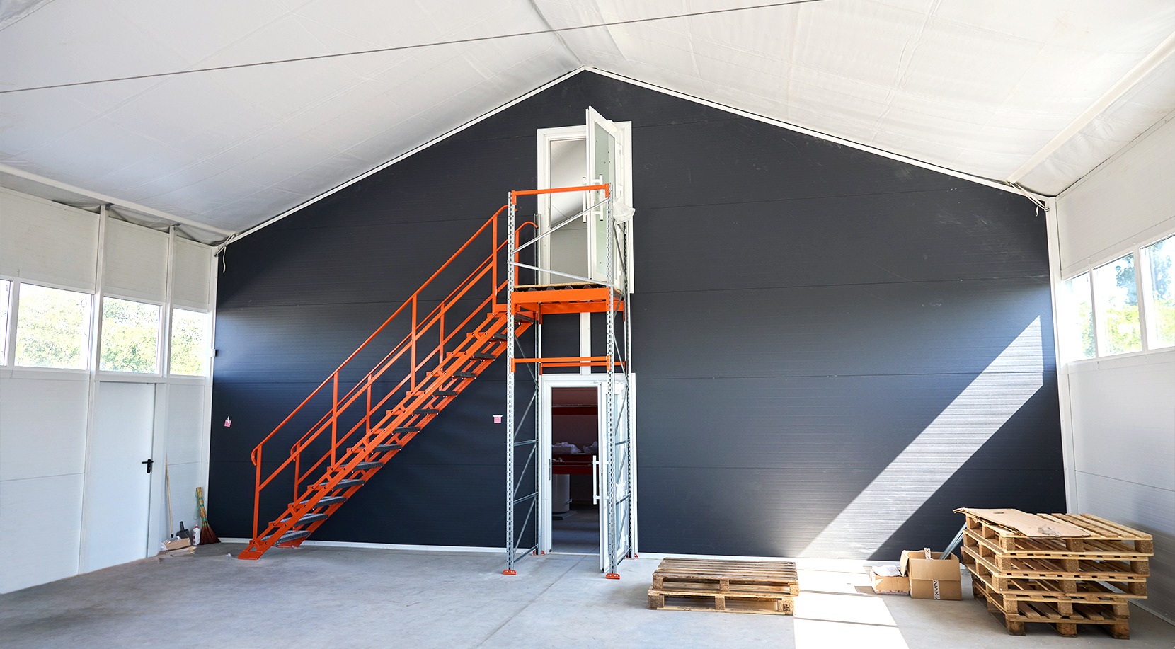 Швидкомонтований склад із мезонінною платформою для компанії 