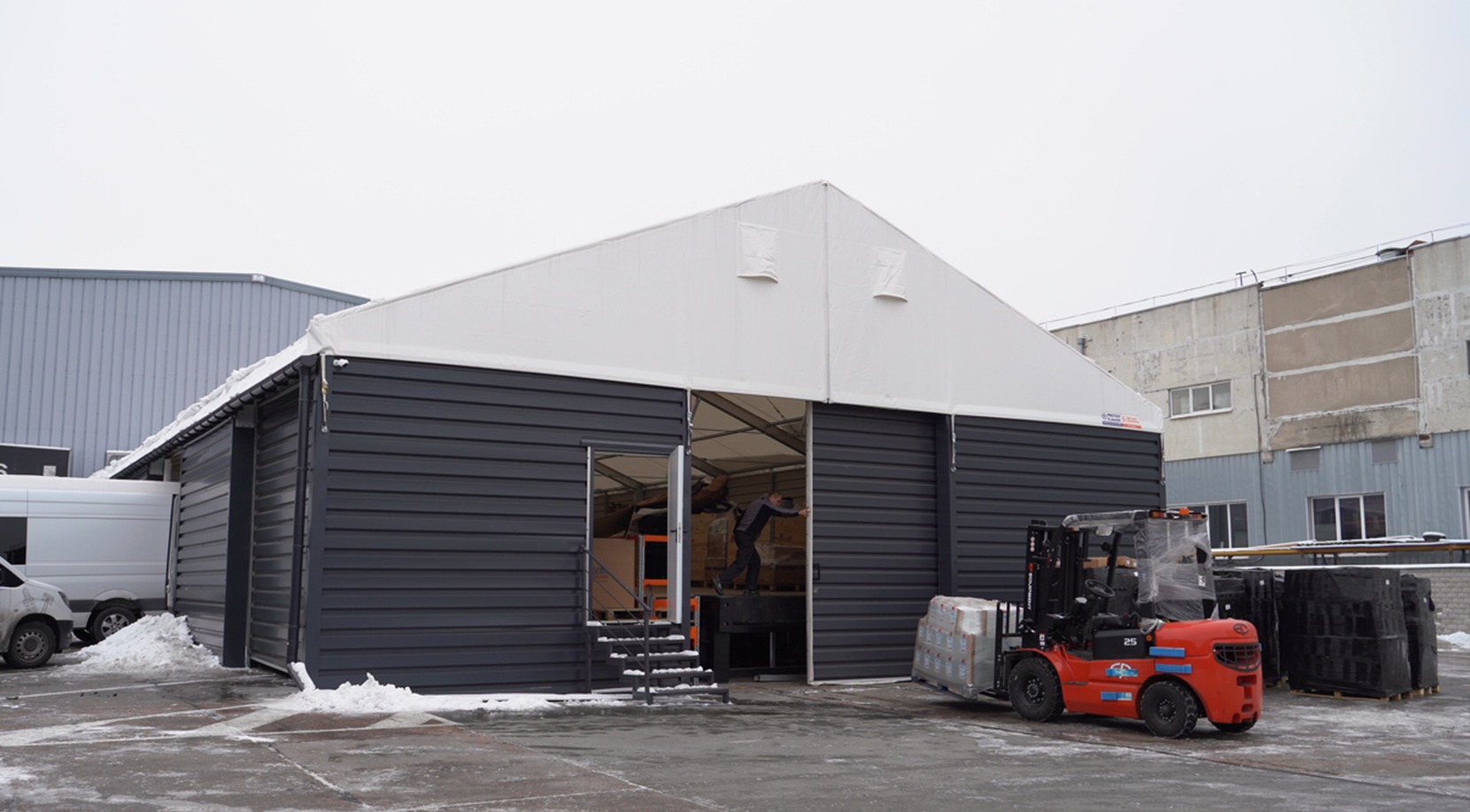 Швидкомонтовані будівлі: розширення площі основного складу всього за 2,5 місяці