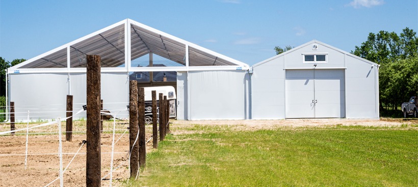 Швидкомонтована споруда: кінний манеж та стайня під одним дахом