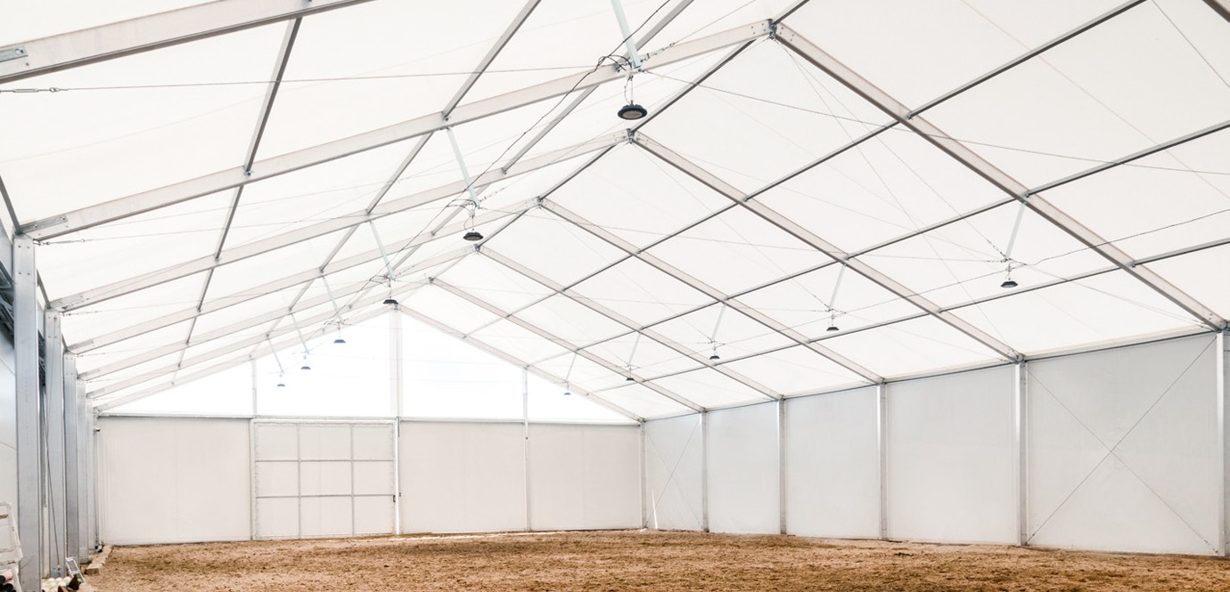 Швидкомонтована споруда: кінний манеж та стайня під одним дахом