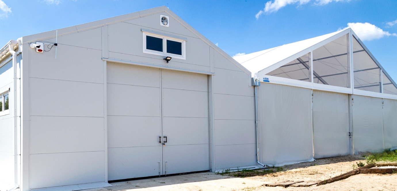 Швидкомонтована споруда: кінний манеж та стайня під одним дахом