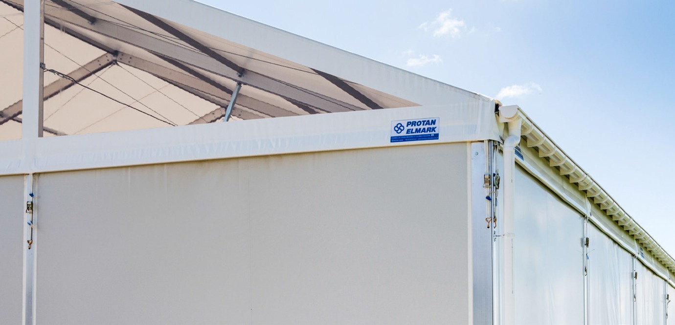 Швидкомонтована споруда: кінний манеж та стайня під одним дахом