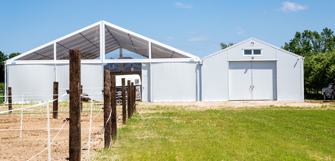 Швидкомонтована споруда: кінний манеж та стайня під одним дахом