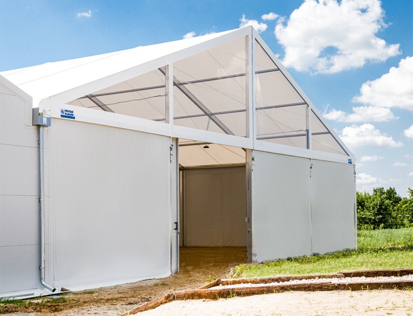 Швидкомонтована споруда: кінний манеж та стайня під одним дахом