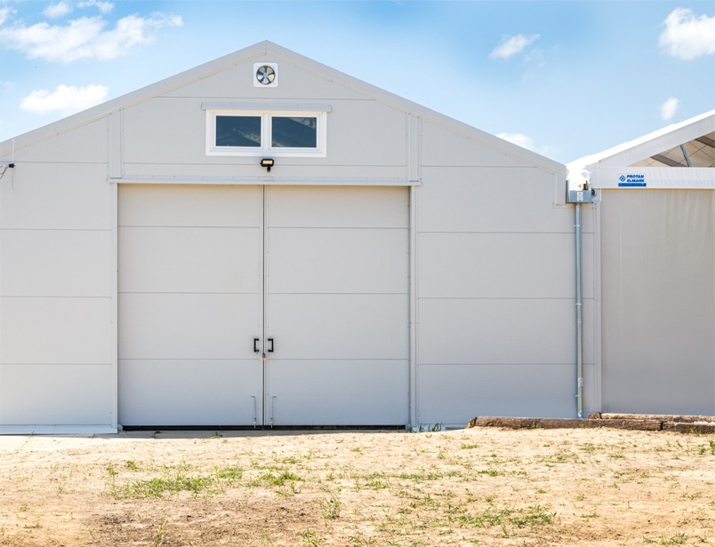 Швидкомонтована споруда: кінний манеж та стайня під одним дахом