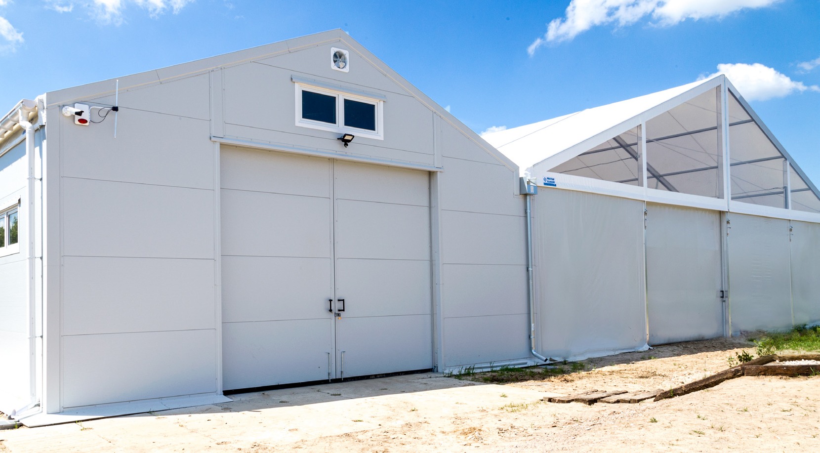 Швидкомонтована споруда: кінний манеж та стайня під одним дахом